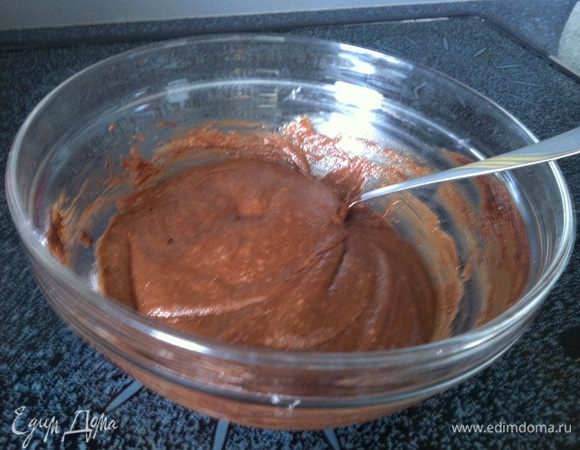 Добавить остывший шоколад, перемешать до однородности