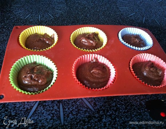 Поместить тесто в форму, поставить в разогретую до 170 градусов духовку и выпекать 20 мину