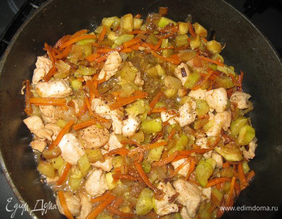 Обжарить лук, морковь, цукини (если молодой,то вместе с кожурой), баклажан. Отдельно обжарить курицу. Перемешать.