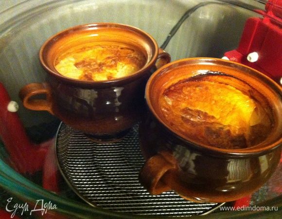 Разлить молоко по горшочкам (2 по 750 мл). Установить время 20 при температуре 260 гр. и скорости вентилятора высокая. Молоко должно закипеть. 