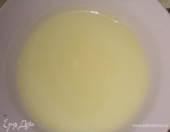 смешать сок и шоколад и поставить на водяную баню до полного растворения шоколада