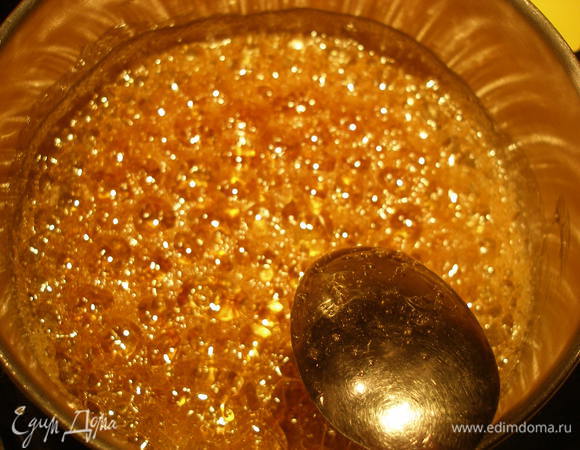Мёд поместить в сотейник и держать на небольшом огне около 3 мин.