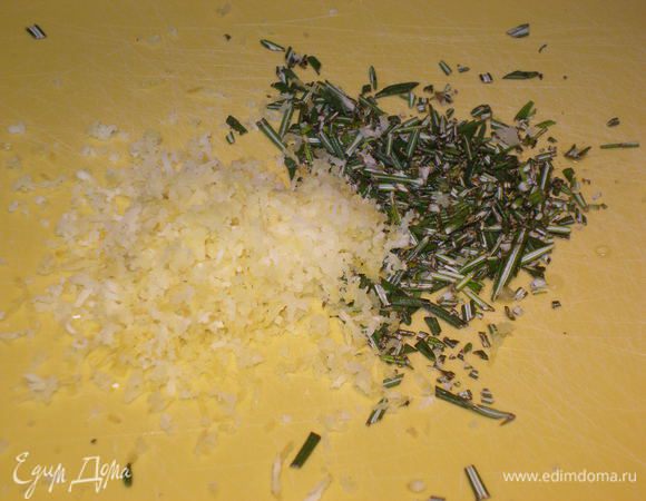 Добавить к мёду лимонную цедру и розмарин.