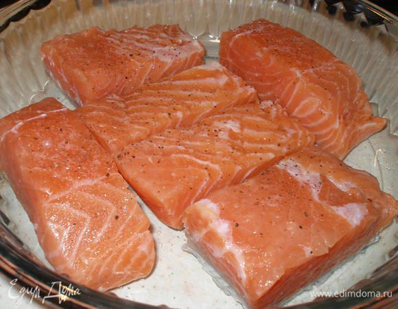 За это время освобождаем филе от косточек и нарезаем на порционные куски. Солим и перчим.