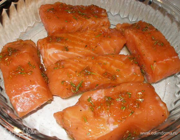 Со всех сторон натираем филе медовой смесью, заворачиваем посуду с рыбой в пищевую пленку и ставим в холодильник на 60 мин.