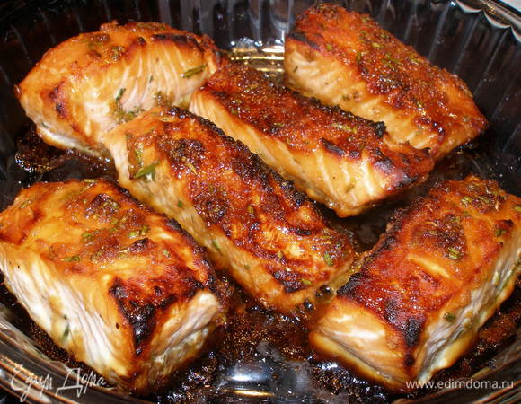 Филе выкладываем в форму. Ставим в духовку на 15-20 мин. при 200С в режиме "гриль". Подавать немедленно, сбрызнув соком лимона.