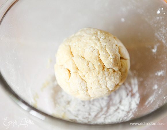 Замесите тесто. (При необходимости подлейте воды или подсыпьте муки). Сформируйте тесто в шар, заверните в пищевую пленку и оставьте на 1 час при комнатной температуре.