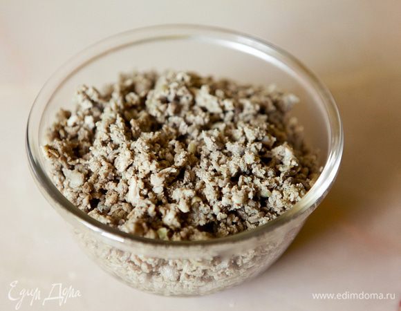 Сделайте начинку: обжарьте фарш на растительном масле.