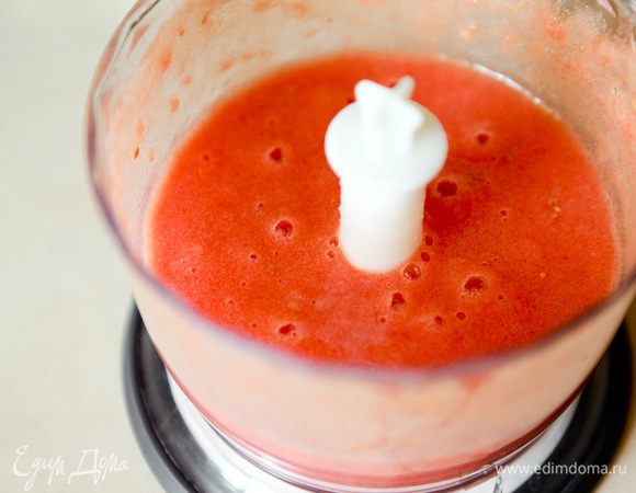 Томаты очистите от кожицы и измельчите в блендере.
