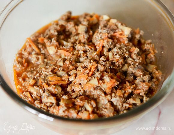 Готовую начинку переложите в миску.