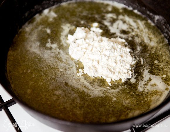 Добавьте муку.