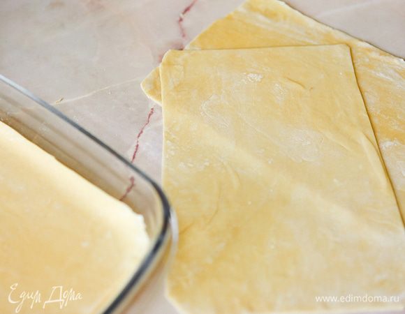 Поделите тесто на 4 равные части. Каждую часть раскатайте в тонкий пласт.