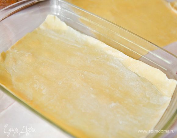 Дно формы смажьте растительным маслом. Сверху положите пласт из теста.