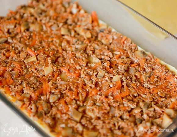 На тесто выложите тонкий слой фарша.