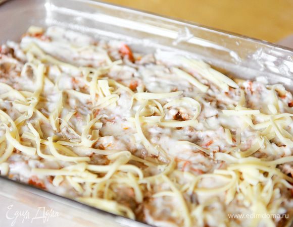 Посыпьте тертым сыром.