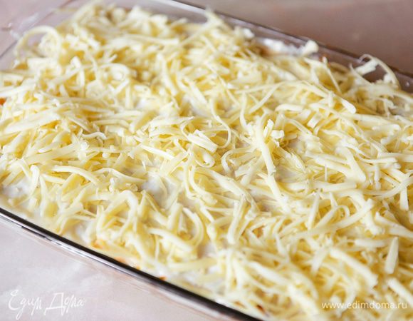 Так повторите все слои. Последний слой смажьте соусом, посыпьте сыром.