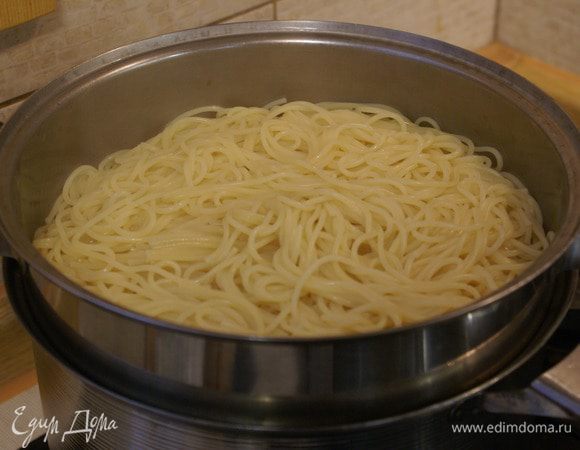 Сварите лапшу.