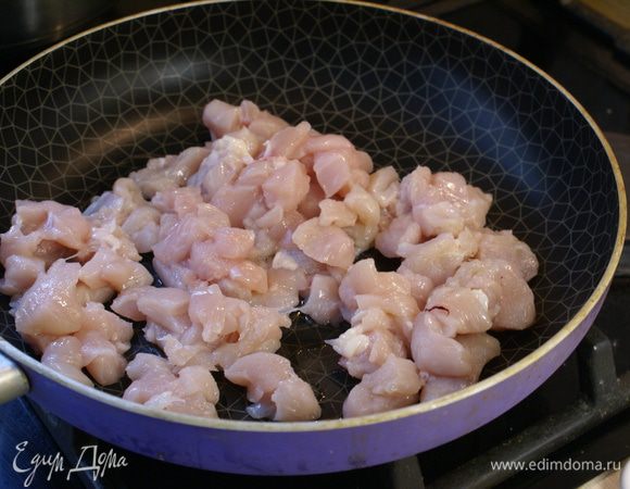 В раскаленную сковороду положите нарезанное кубиками мясо и обжаривайте несколько минут.