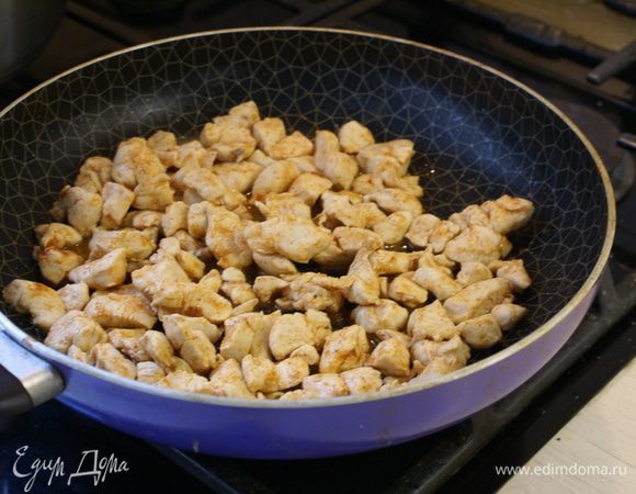 Добавьте соль, перец и перец чили.