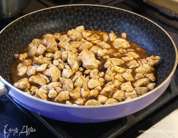 Курицу немного потушите в соевом соусе.