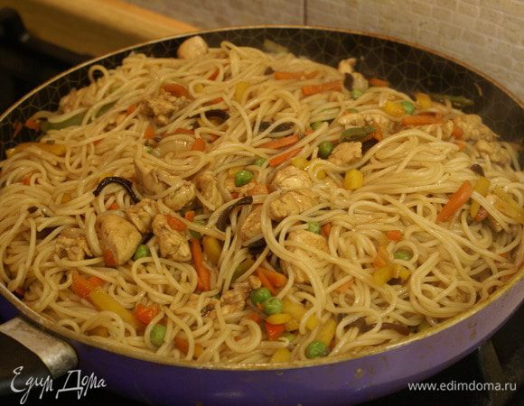 Минут за 5–7 до конца добавьте сваренную предварительно китайскую лапшу. Перемешайте, уменьшите огонь и доведите до готовности.