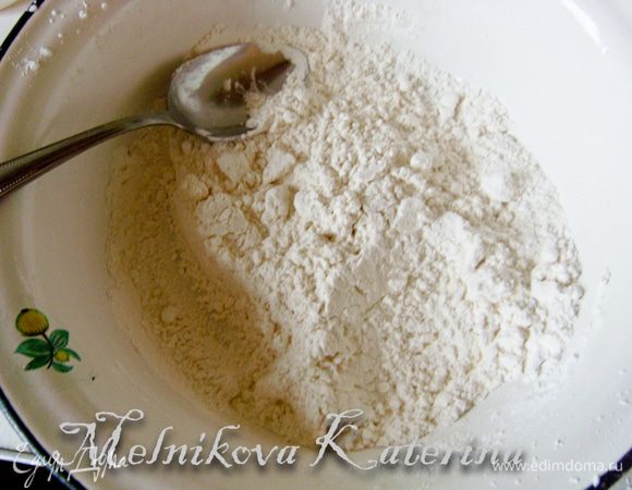 Сперва приготовить бисквит. Смешать муку, крахмал и разрыхлитель. 