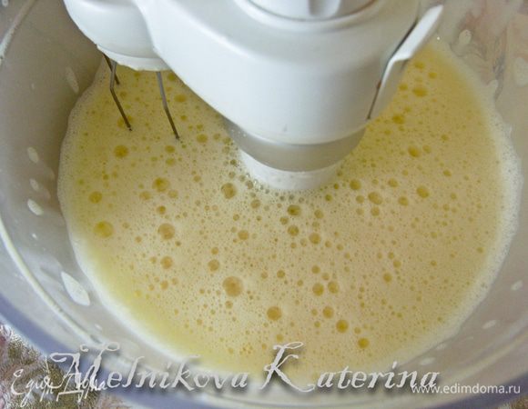 Около 1 минуты взбивать яйца с водой, чтобы получилась пенная масса. 