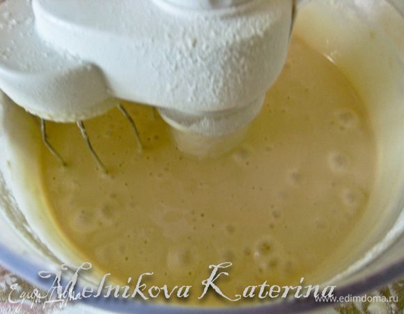 Подмешать сахар, ванильный сахар. Взбивать еще около 2 минут. 