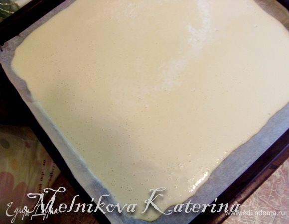 Противень выстелить пекарской бумагой, смазать сливочным маслом. Выложить тесто, разровнять. 