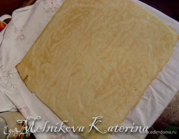 Выпекать 10-12 минут при 180 градусах. На стол постелить полотенце, присыпать горстью сахара, выложить бисквит, снять бумагу. 