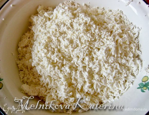 Для крема необходимо перетереть творог через сито. 