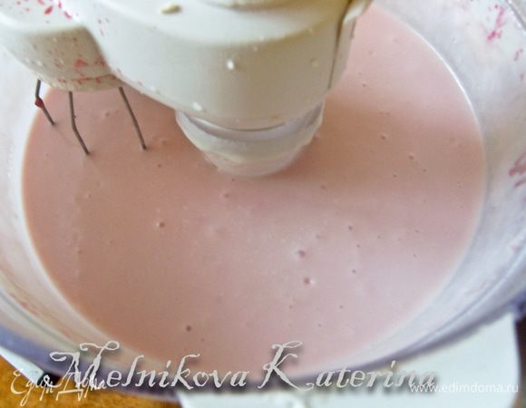 Взбить сметану с сахаром. Добавить творог и взбивать еще 1-2 минуты. Около 7 столовых ложек крема отложить в другую емкость (оставить белый крем для украшения). В оставшуюся часть добавить ягодный сок и перемешать. 