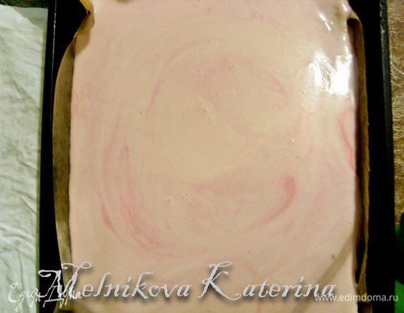 Выложить весь ягодный крем, разровнять. Накрыть вторым бисквитом. Поместить белый крем в кондитерский мешок и выложить полосы на расстоянии примерно 2 см. В промежутки выложить малину. 