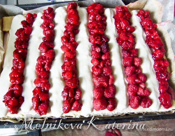 Пакетик для заливки тортов развести в соответствии с инструкцией, покрыть кисточкой поверхность. Поставить в холодильник на несколько часов. 