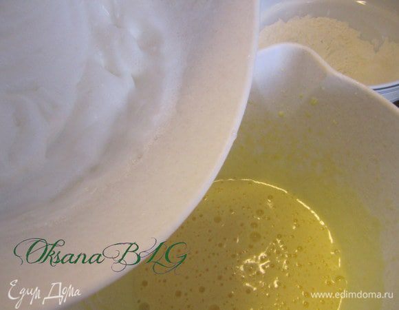 Для бисквита. Белки отделить от желтков. Белки взбить в пену со щепоткой соли в, добавить 1 ст.л. сахара, взбивать до устойчивых пиков. Желтки, сахар, воду взбить в пышную белую пену. Муку смешать с крахмалом.