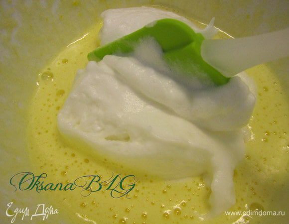 В желтки аккуратно ввести половину белков.