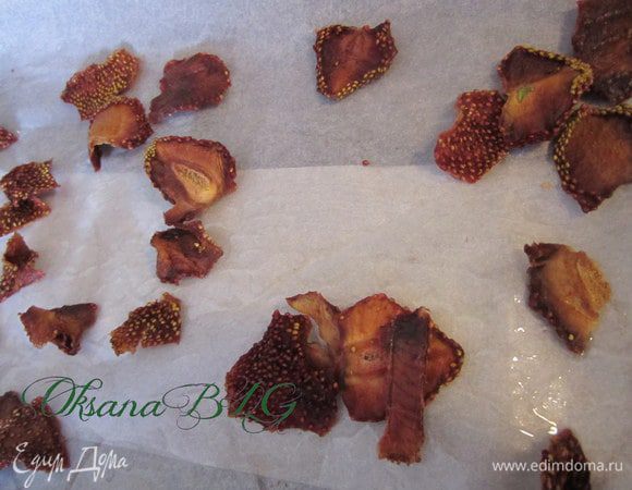 Противень застелить пергаментом, немного смазать растительным маслом. выложить клубничные чипсы.