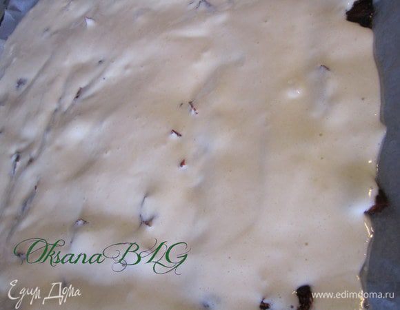 Вылить тесто, аккуратно разровнять лопаткой.