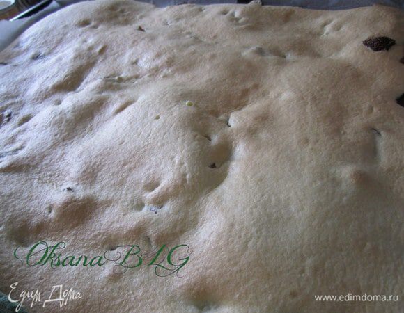 Выпекать в разогретой духовке (170 градусов), 5-10 минут, до светло золотистого цвета, как только бисквит начинает золотится его нужно проверить деревянной шпажкой, если она сухая, значит нужно бисквит доставить из духовки.