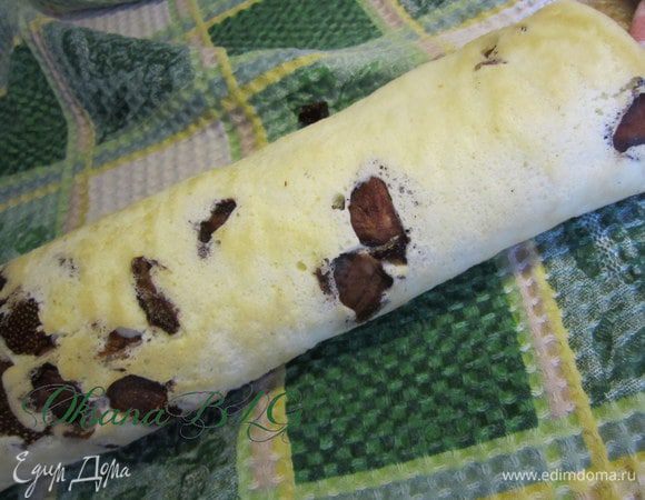 Свернуть рулетиком, оставить остывать.