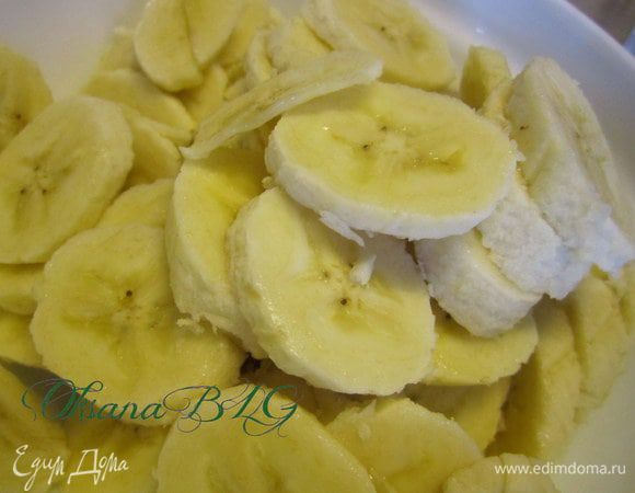 Пока бисквит остывает можно приготовить прослойку. Бананы нарезать кружочками. Полить лимонным соком.