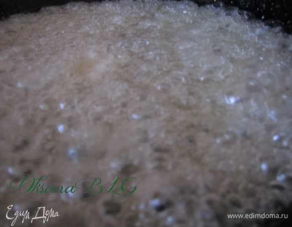 На сковороде перемешать масло, сахар, воду. Поставить на средний огонь, варить до светло-золотого цвета.