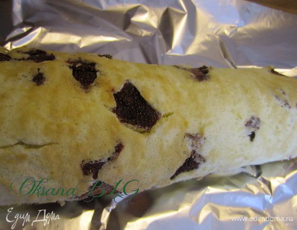 Свернуть в рулет.Поставить на 1 час в холодильник.