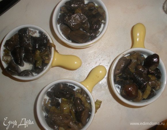 Сверху плотно уложить луково-грибную смесь