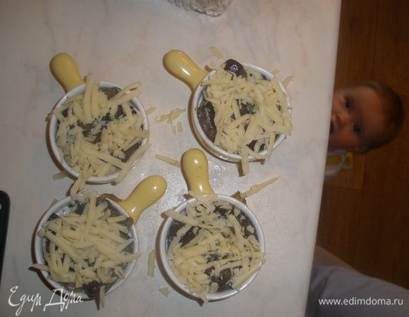 Присыпать все тертым сыром