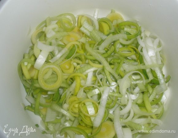 Лук-порей вымыть, темно зеленые листья отрезать. Белую и светло-зеленую части нарезать тонкими колечками. Посыпать солью и слегка помять руками. 