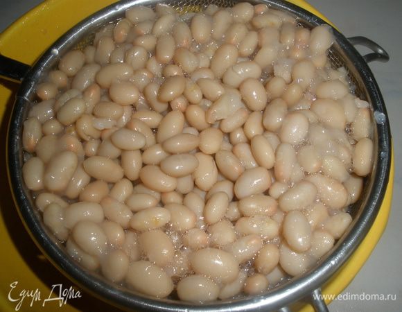С фасоли слить воду, промыть водой и дать стечь на сите. 