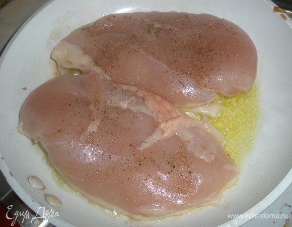 Куриную грудку, помыть, обсушить, натереть солью и перцем и обжарить на масле с обеих сторон по 4 минуты на каждую сторону. 