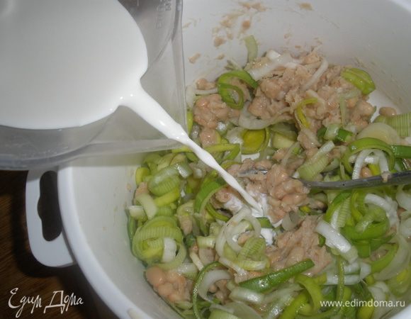 Смешать лук с фасолью, влить сливки. Добавить соль, белый перец и мускатный орех. Все перемешать. 