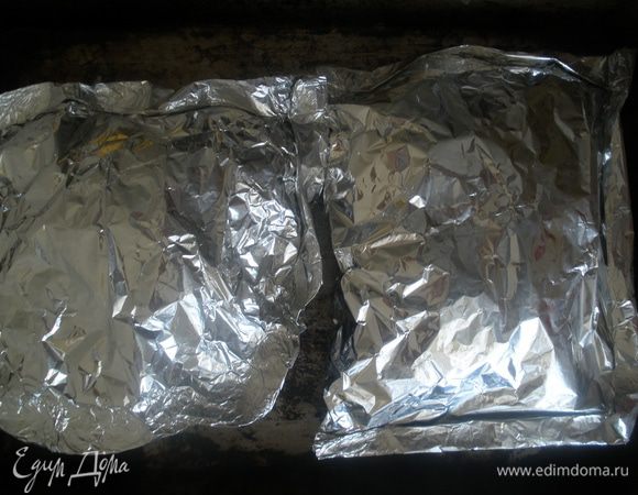 Все края плотно завернуть, чтобы все было герметично. Пакеты уложить на противень. Отправить в разогретую духовку до 200 градусов на 20 минут. 
